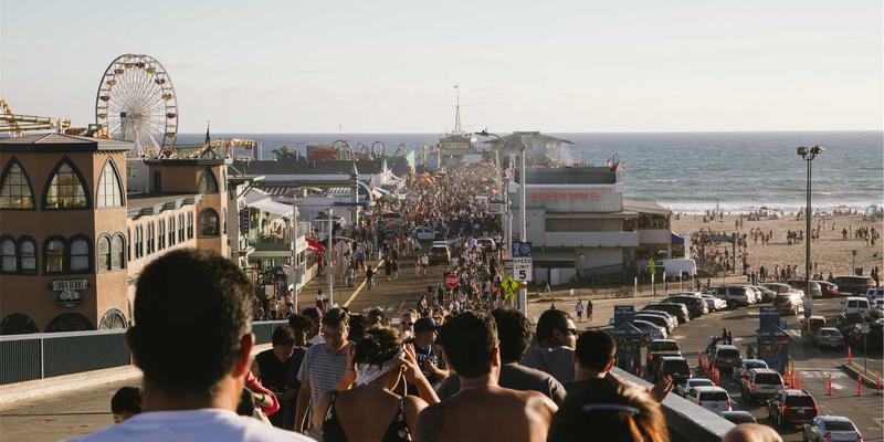 守护纳米世界：防静电无尘袖套如何成为半导体晶圆生产的“隐形卫士”