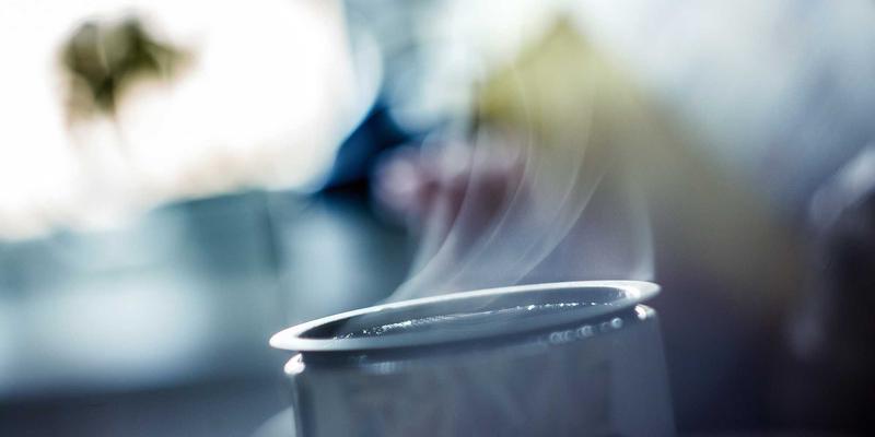 极寒挑战:电加热智能温控袖套如何以超长续航与顶级防护,守护科考与严寒作业者的双手