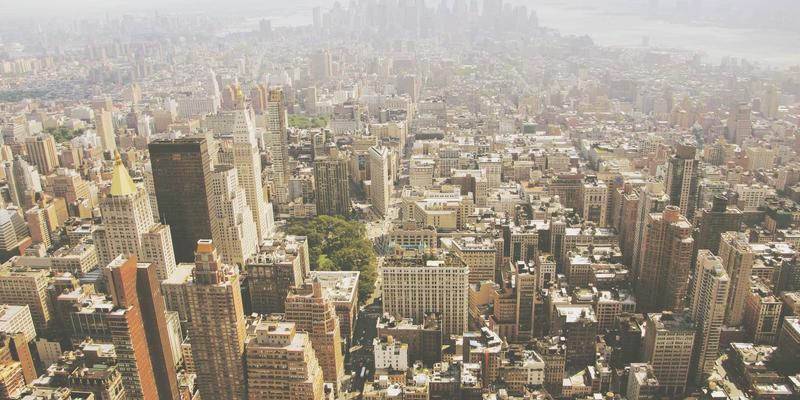 精密焊接作业的隐形守护者：如何选择防飞溅、耐高温且不反光的专业防护袖套